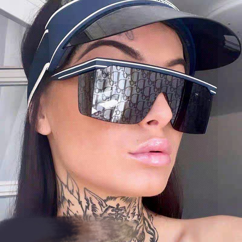 Солнцезащитные очки с темными линзами и белой окантовкой Dior