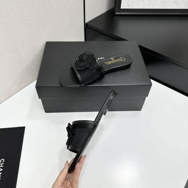 Женские черные сандалии с декоративным элементом Chanel