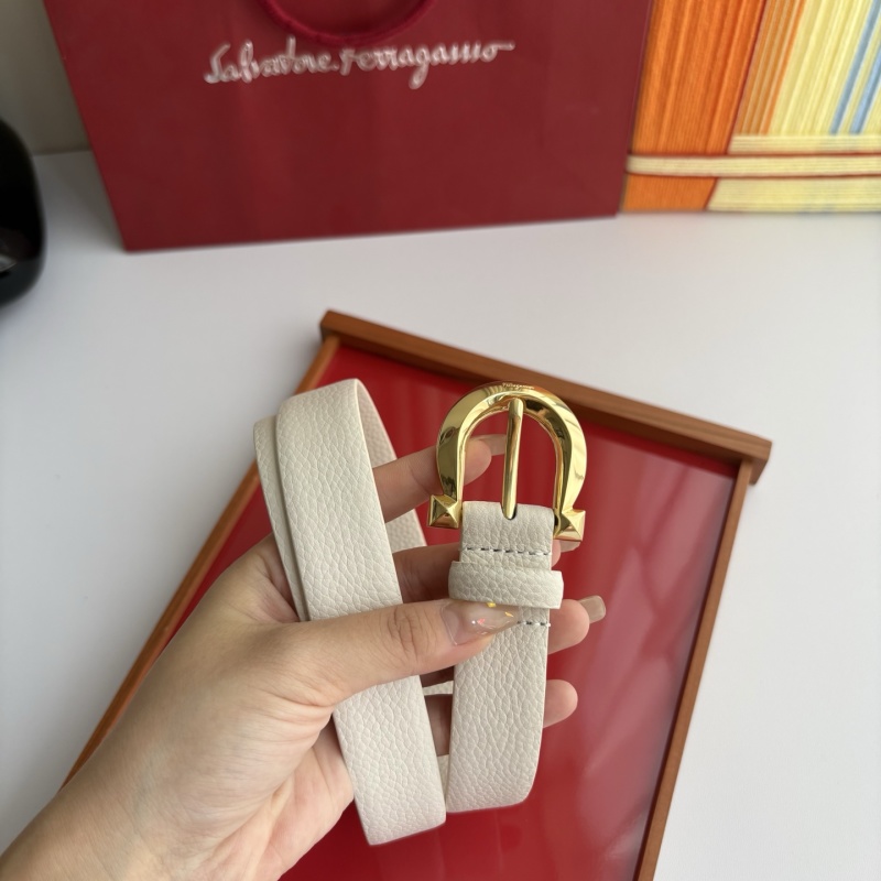 Белый женский ремень с золотой пряжкой в форме подковы Ferragamo