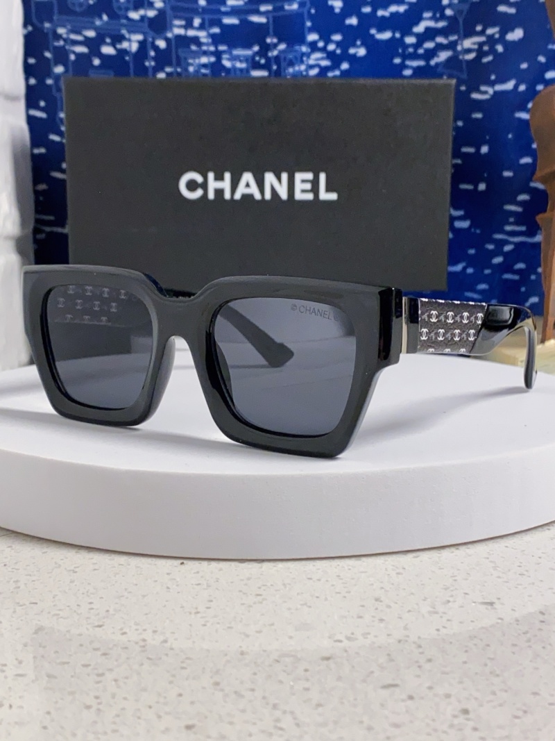 Солнцезащитные очки Chanel в квадратной оправе