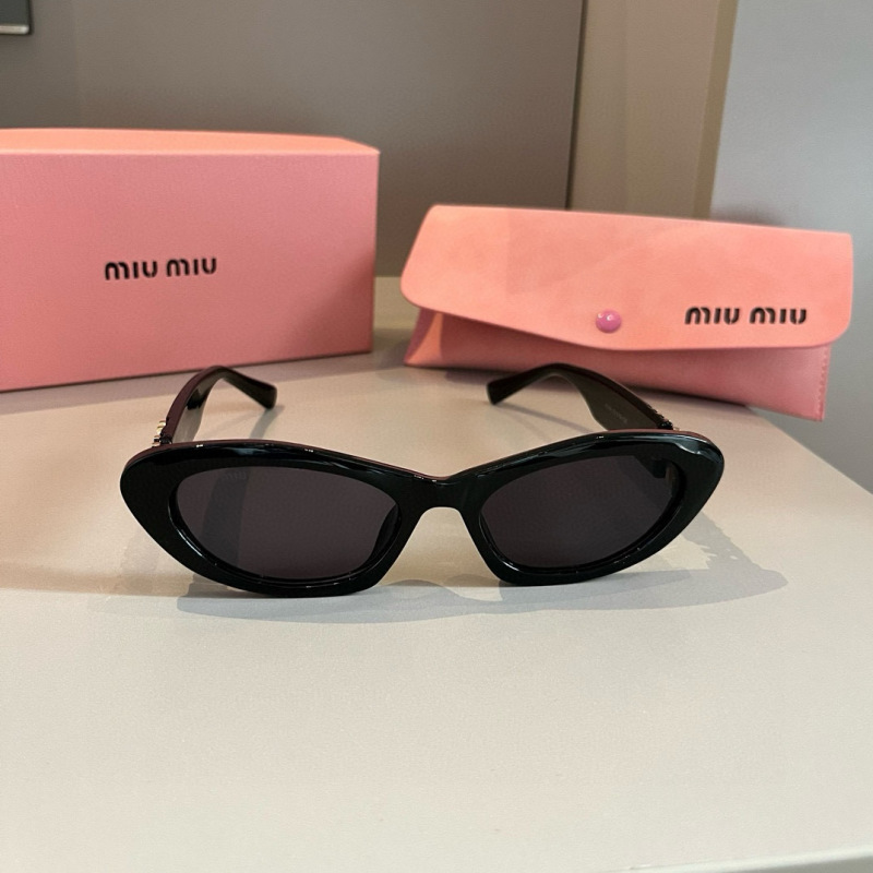 Солнечные очки Miu Miu черные в форме кошачьего глаза