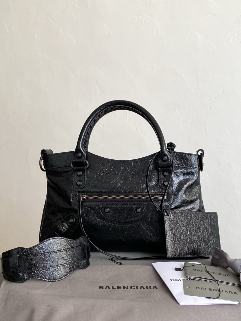 Черная сумка Balenciaga с коротким ремешком и зеркальным брелоком