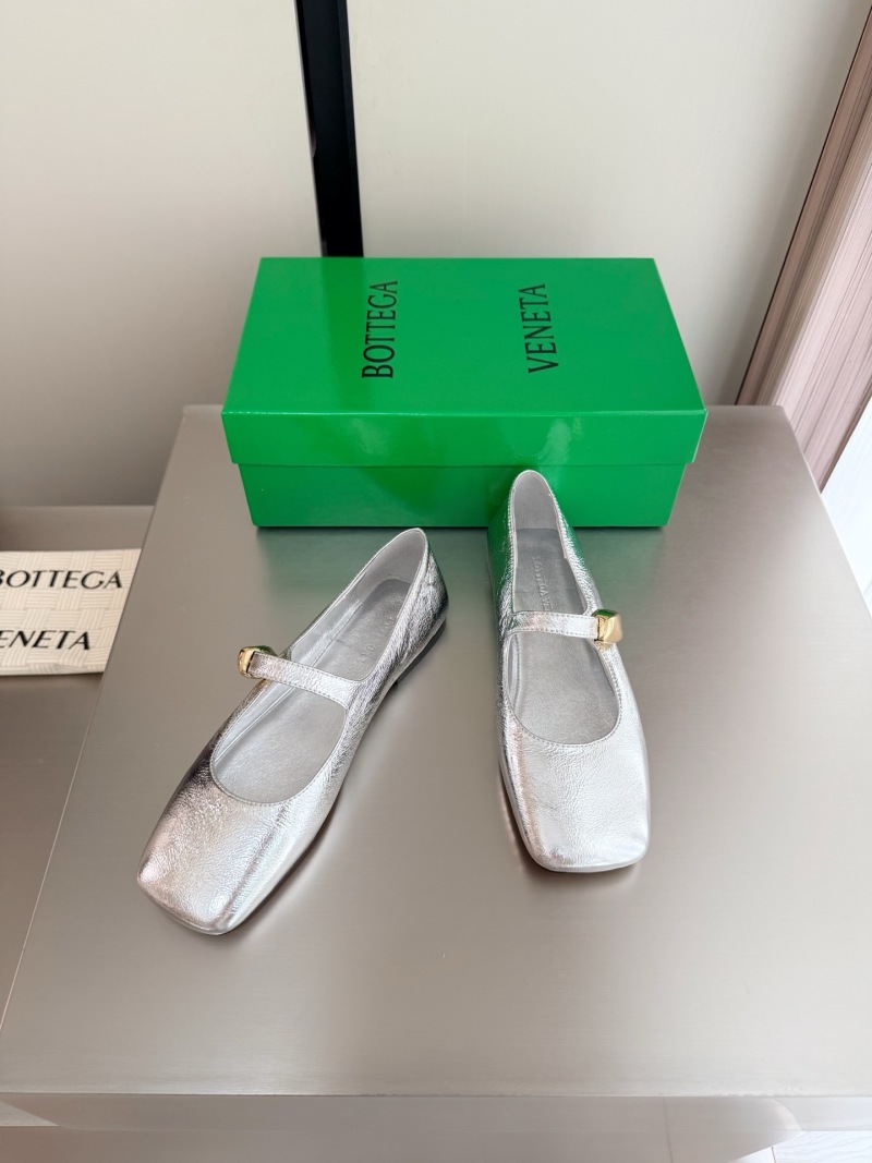 Балетки женские серебристые с декоративной пряжкой Bottega Veneta