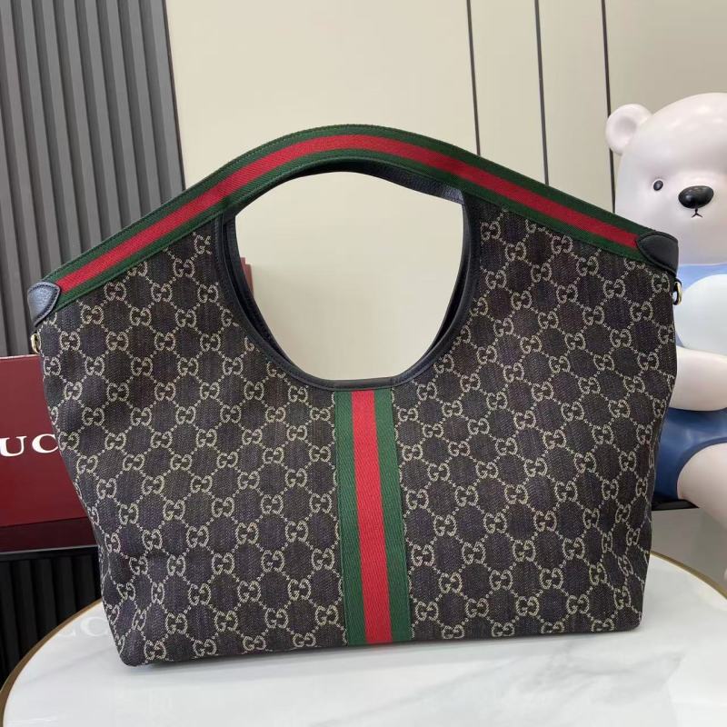 Сумка Gucci с монограммой и ремешком