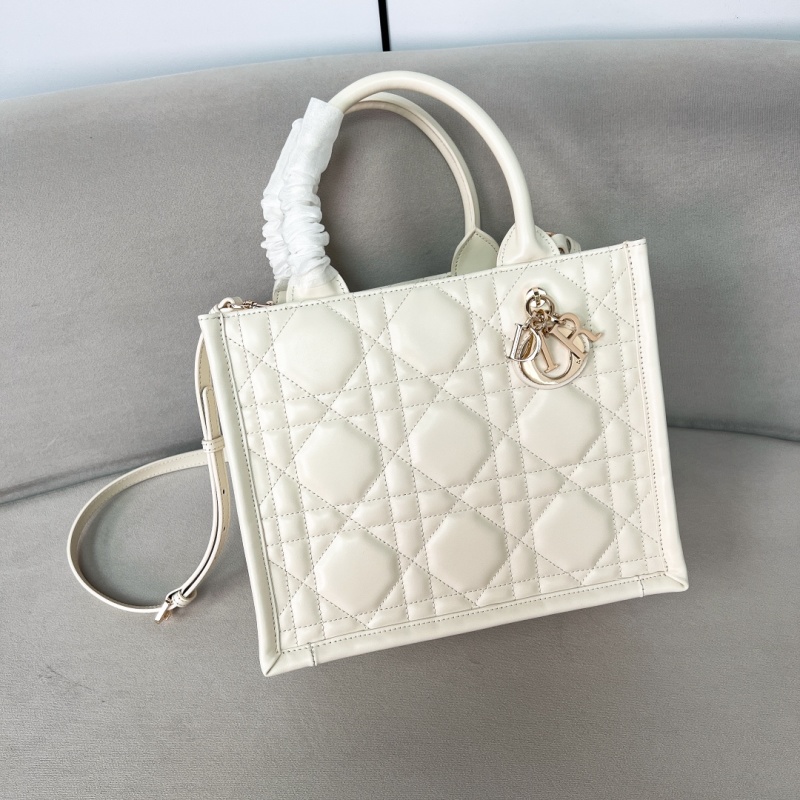 Кожная женская сумка белого цвета с рельефным рисунком Dior