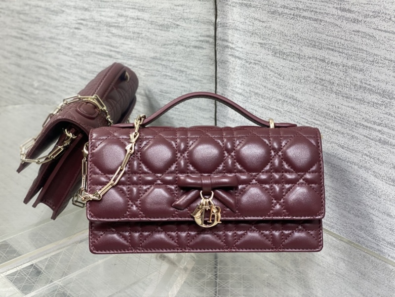 Красный кошелёк Dior с цепочкой