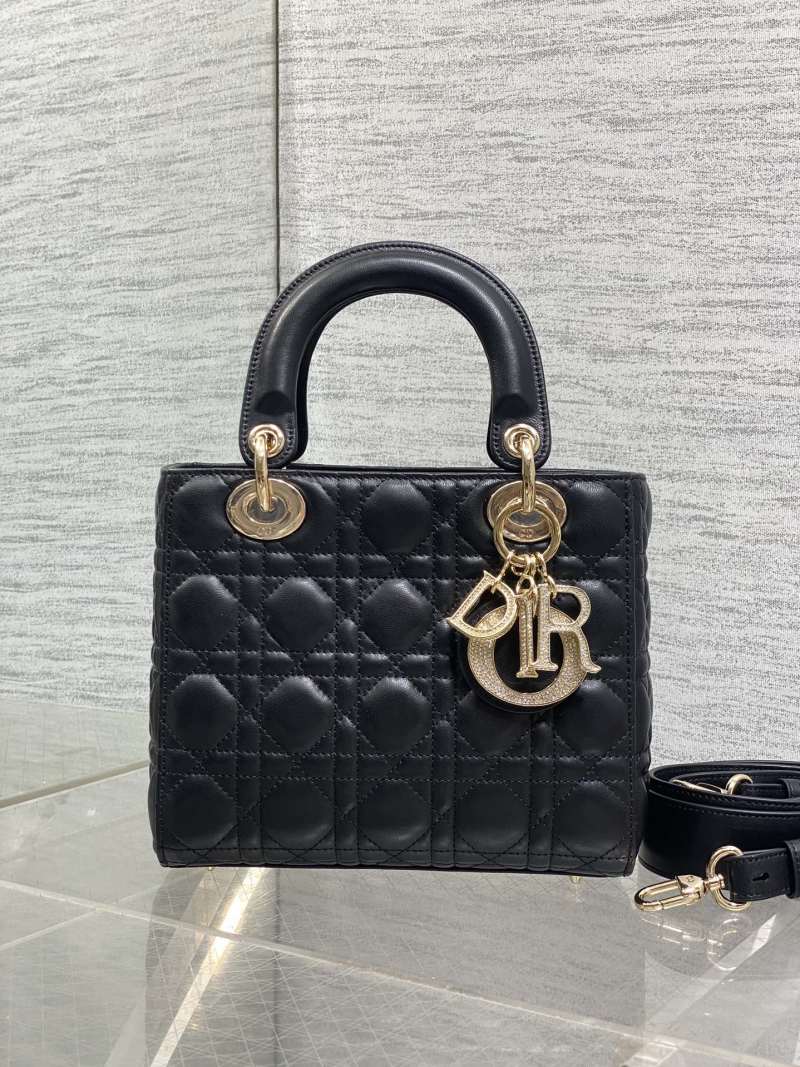 Черная сумка Dior Lady с золотой фурнитурой