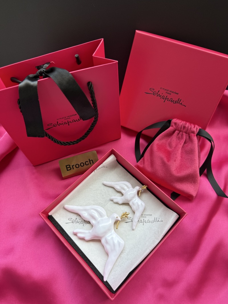 Брошь в виде голубя Schiaparelli