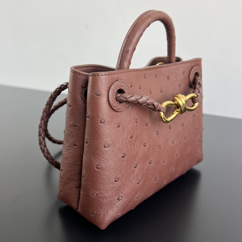 Сумка Bottega Veneta из страусиной кожи