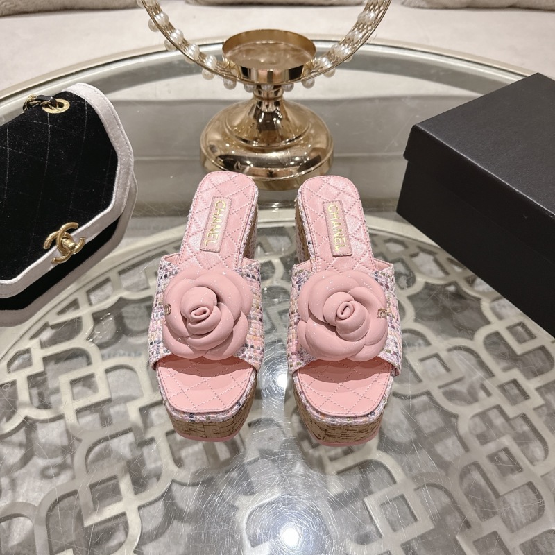 Женские шлепанцы с камелией на платформе Chanel