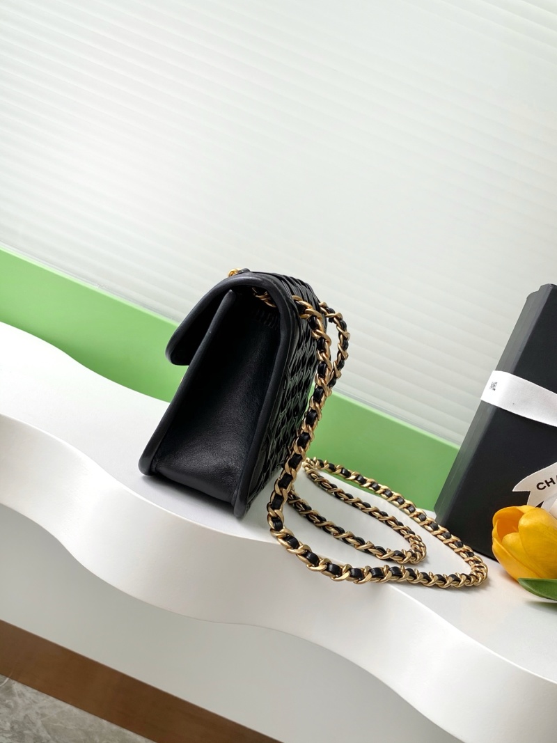 Черная сумка с плетеной текстурой и золотой цепью Chanel