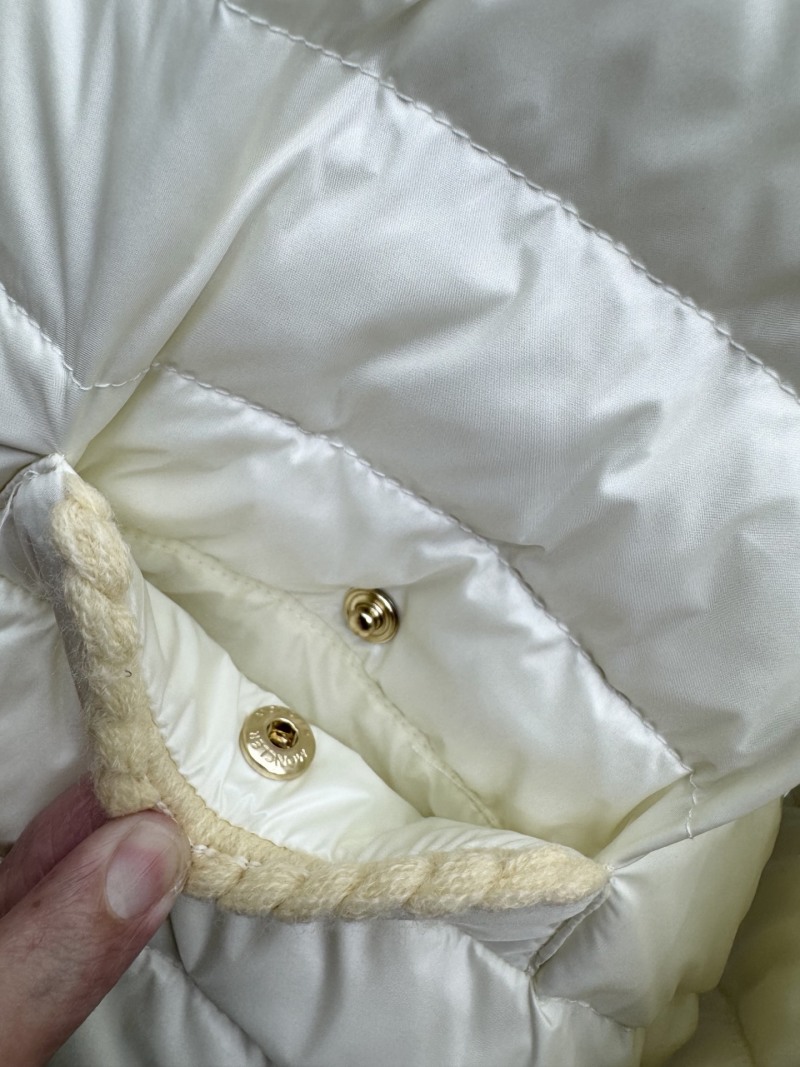 Зимняя куртка с пуховым наполнителем Moncler