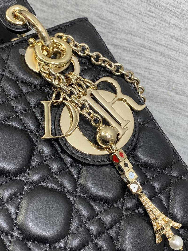 Черная сумка Lady Dior с золотой фурнитурой