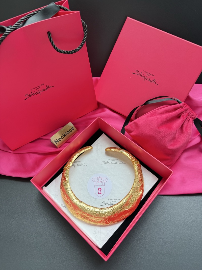 Золотистое колье с фактурной поверхностью Schiaparelli
