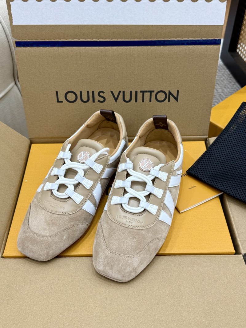 Женские замшевые балетки со шнуровкой бежевого цвета Louis Vuitton