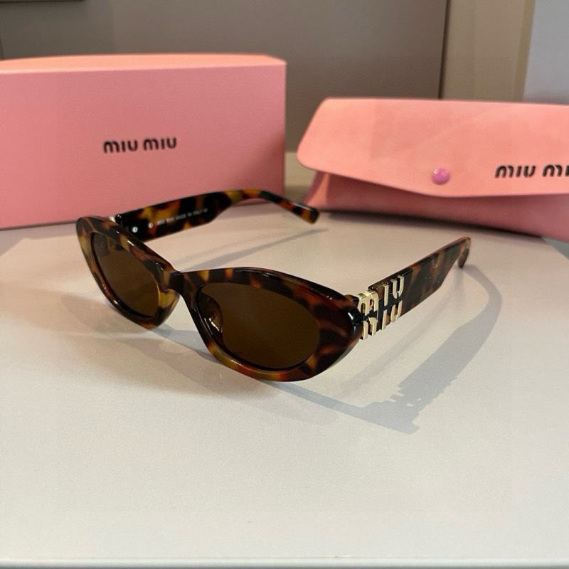 Солнцезащитные очки Miu Miu кошачий глаз