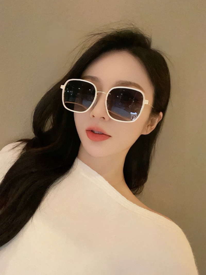 Солнцезащитные очки Chanel модель 7827