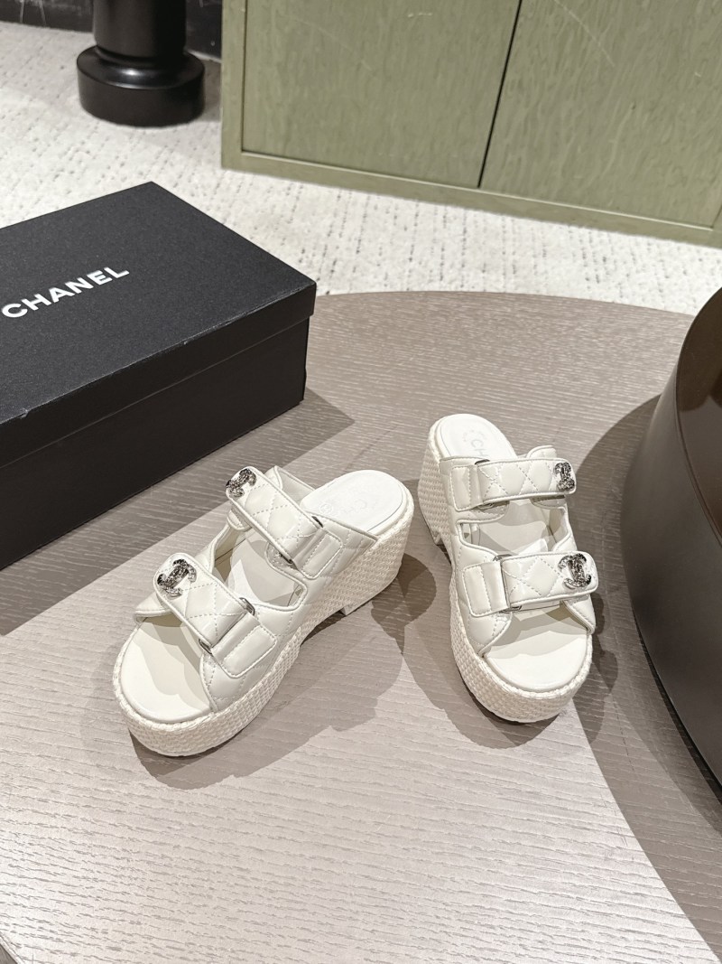 Белые сандалии на платформе с декоративными пряжками Chanel