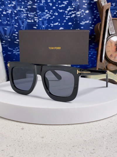 Солнцезащитные очки Tom Ford черные