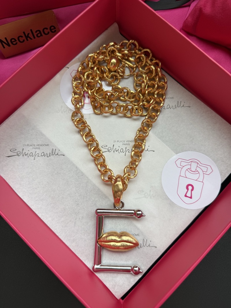 Колье с подвеской в виде губ Schiaparelli