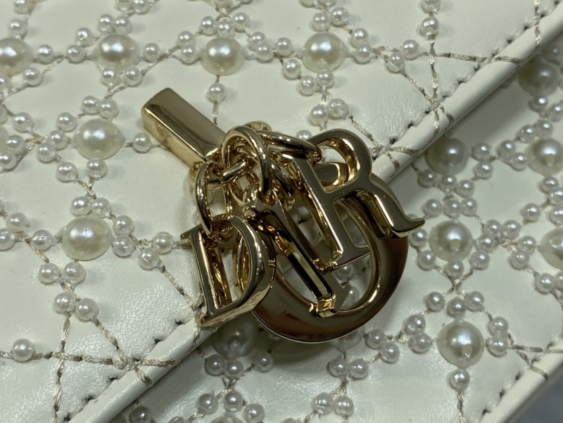 Женская сумка Dior с жемчужной отделкой