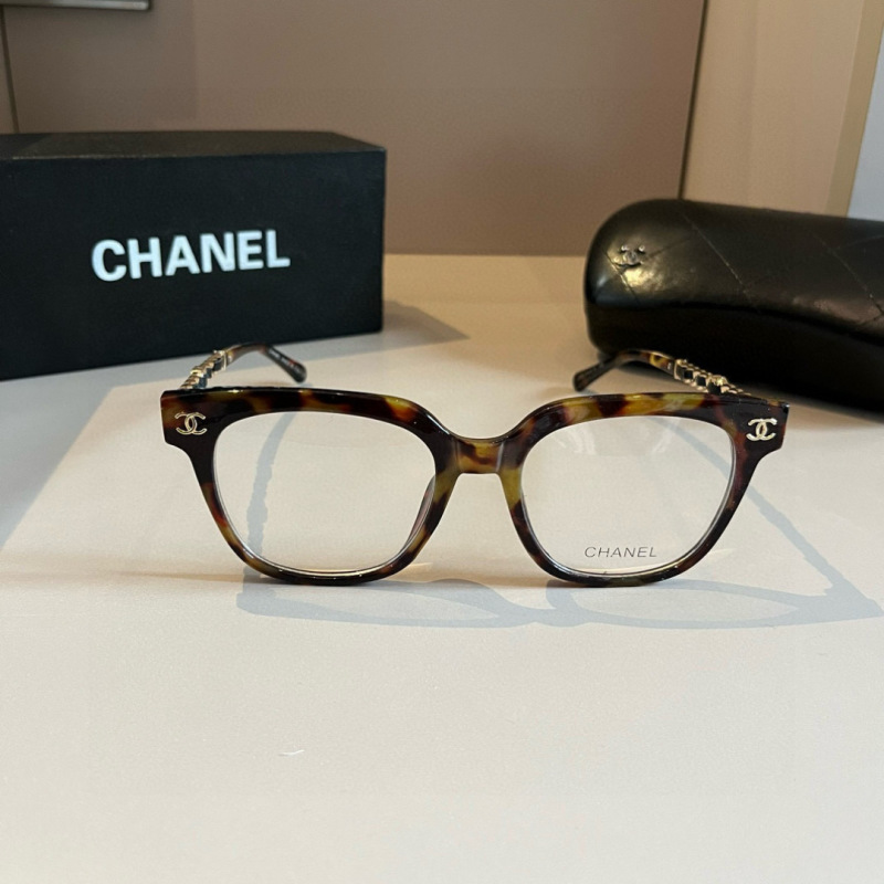 Очки в темной оправе с декоративными элементами на дужках Chanel