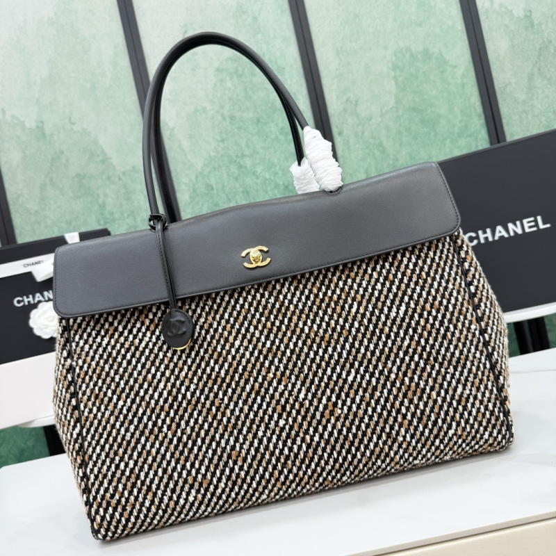 Женская сумка из твида с кожаным верхом Chanel