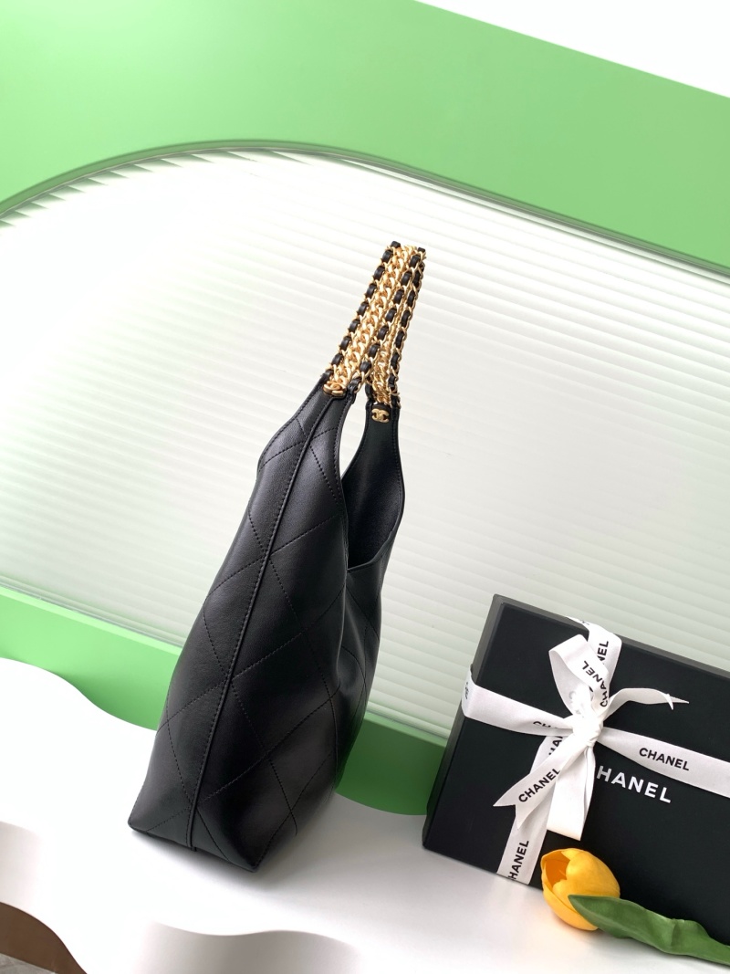Черная кожаная сумка Chanel Hobo с золотой фурнитурой