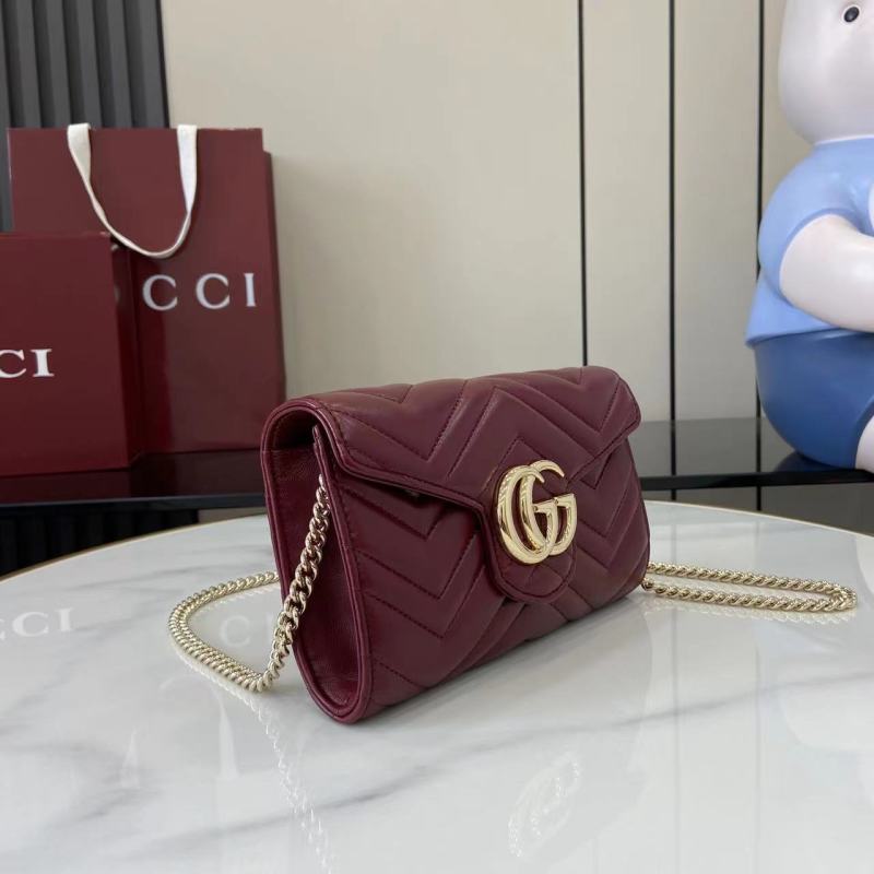 Красный клатч Gucci с цепочкой