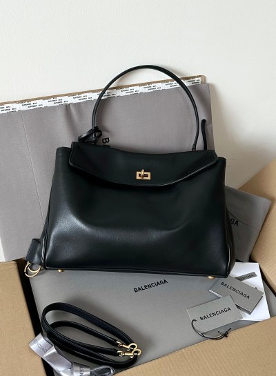 Чёрная сумка Balenciaga с золотой фурнитурой
