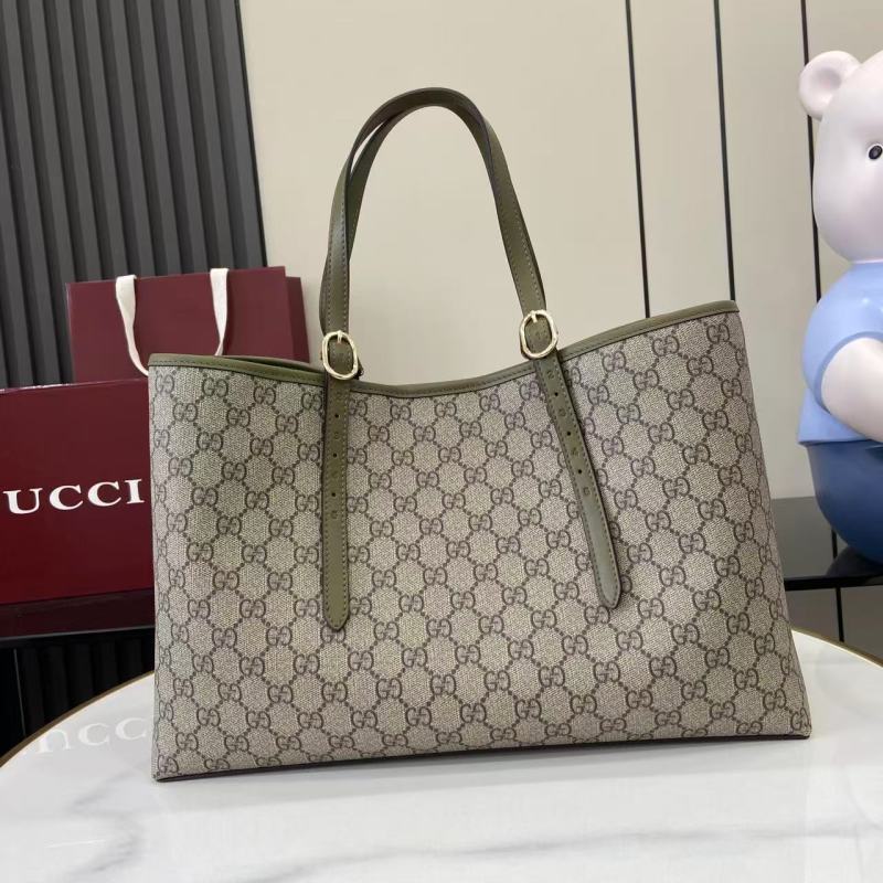 Сумка Gucci с монограммой и зелеными ручками