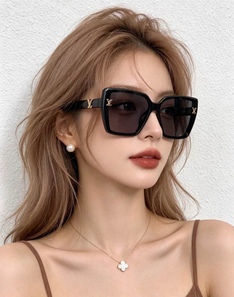Солнцезащитные очки черные массивные Louis Vuitton
