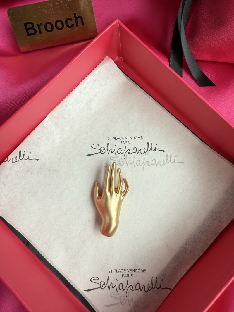 Брошь в виде руки Schiaparelli