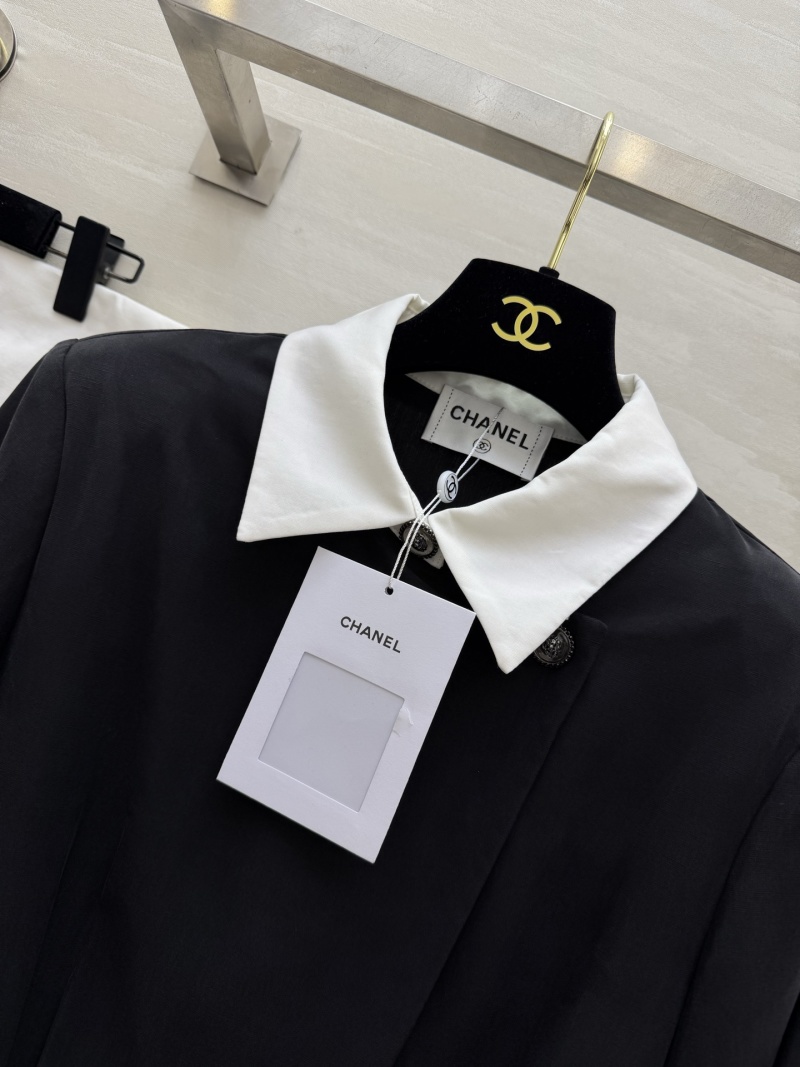 Женская рубашка с контрастным воротником и металлическими пуговицами Chanel