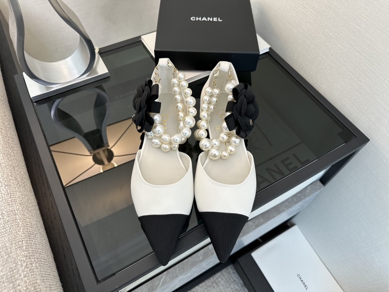 Женские туфли белые с жемчугом и декором Chanel