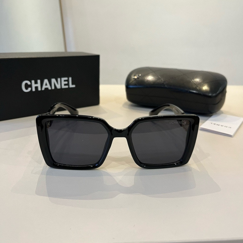 Черные солнцезащитные очки Chanel с кристаллами
