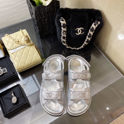 Сандалии Chanel серебристые с липучкой
