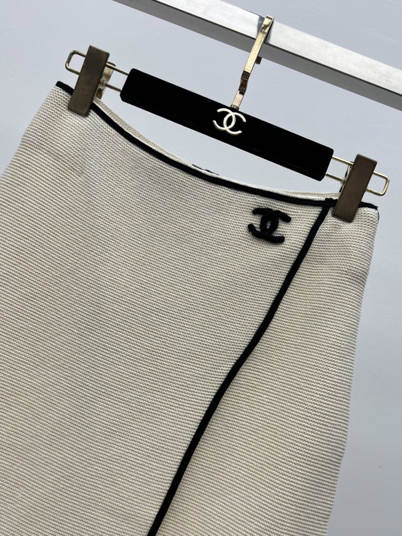 Юбка женская из твида бежевого цвета с черной окантовкой Chanel