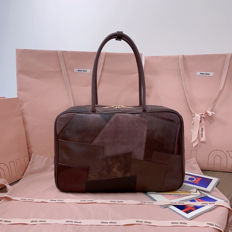 Сумка Miu Miu из натуральной кожи с аппликацией