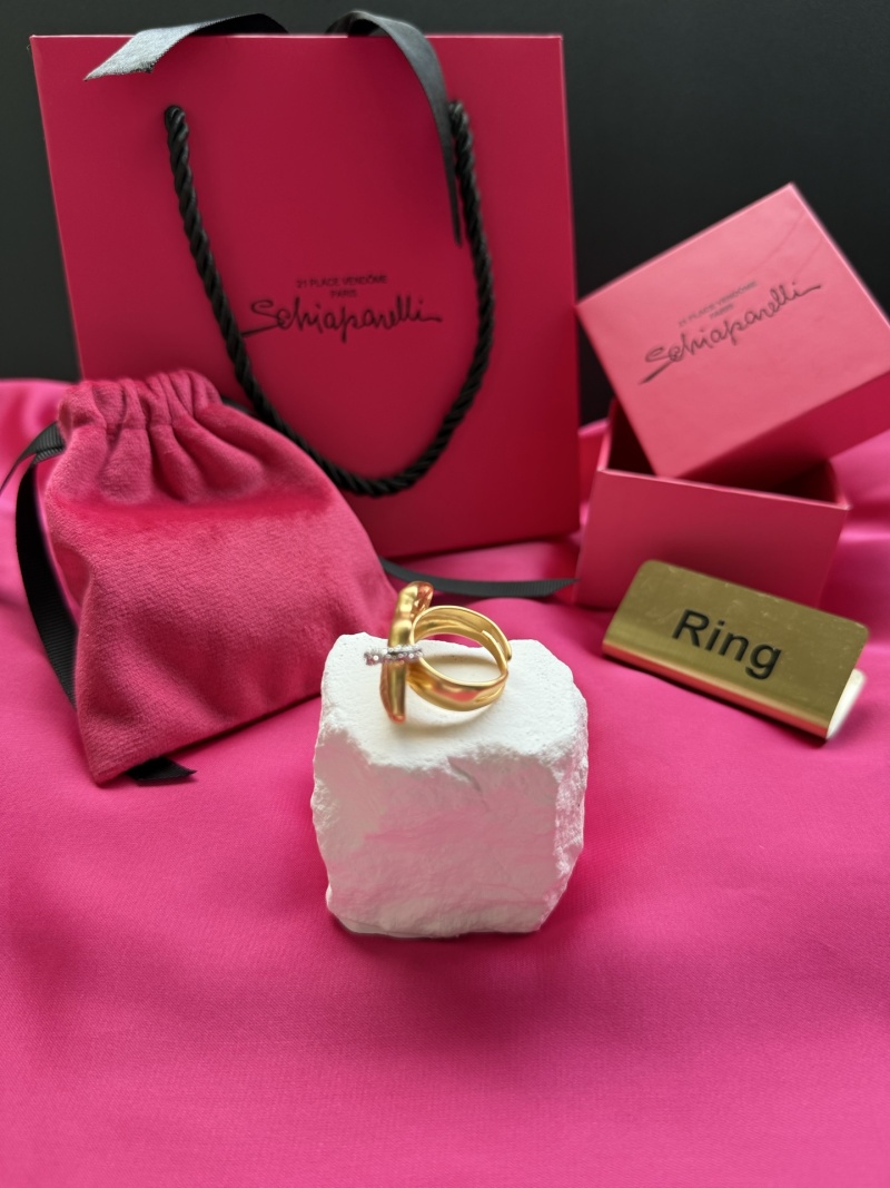 Кольцо в форме губ с кристаллом Schiaparelli
