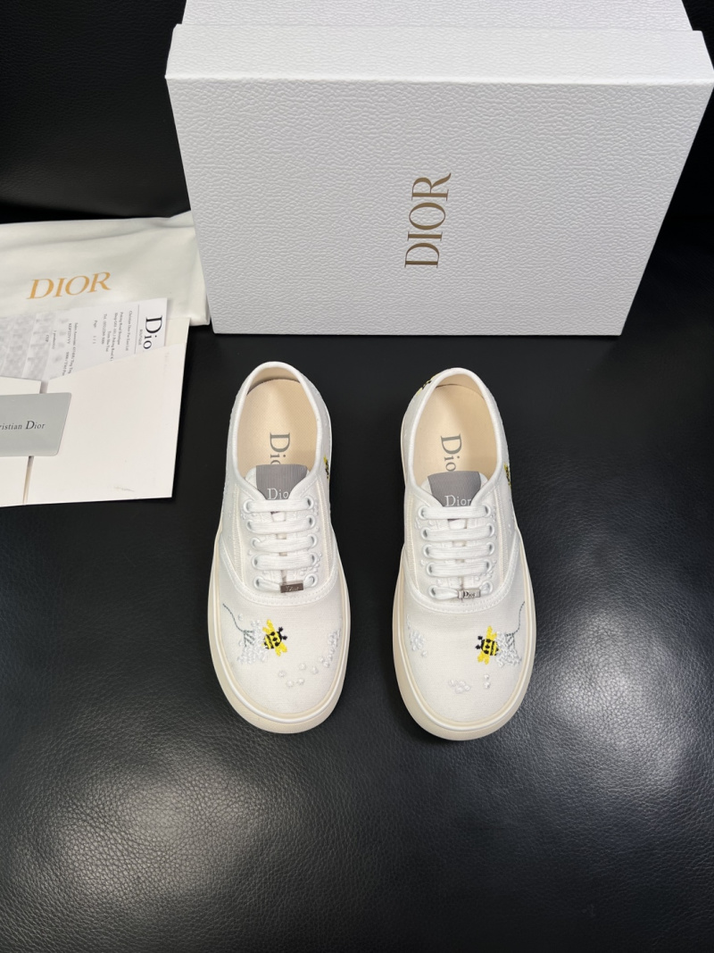 Кроссовки Dior с вышивкой