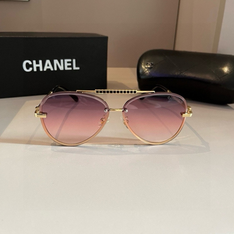Солнечные очки Chanel с золотой оправой и розовыми линзами