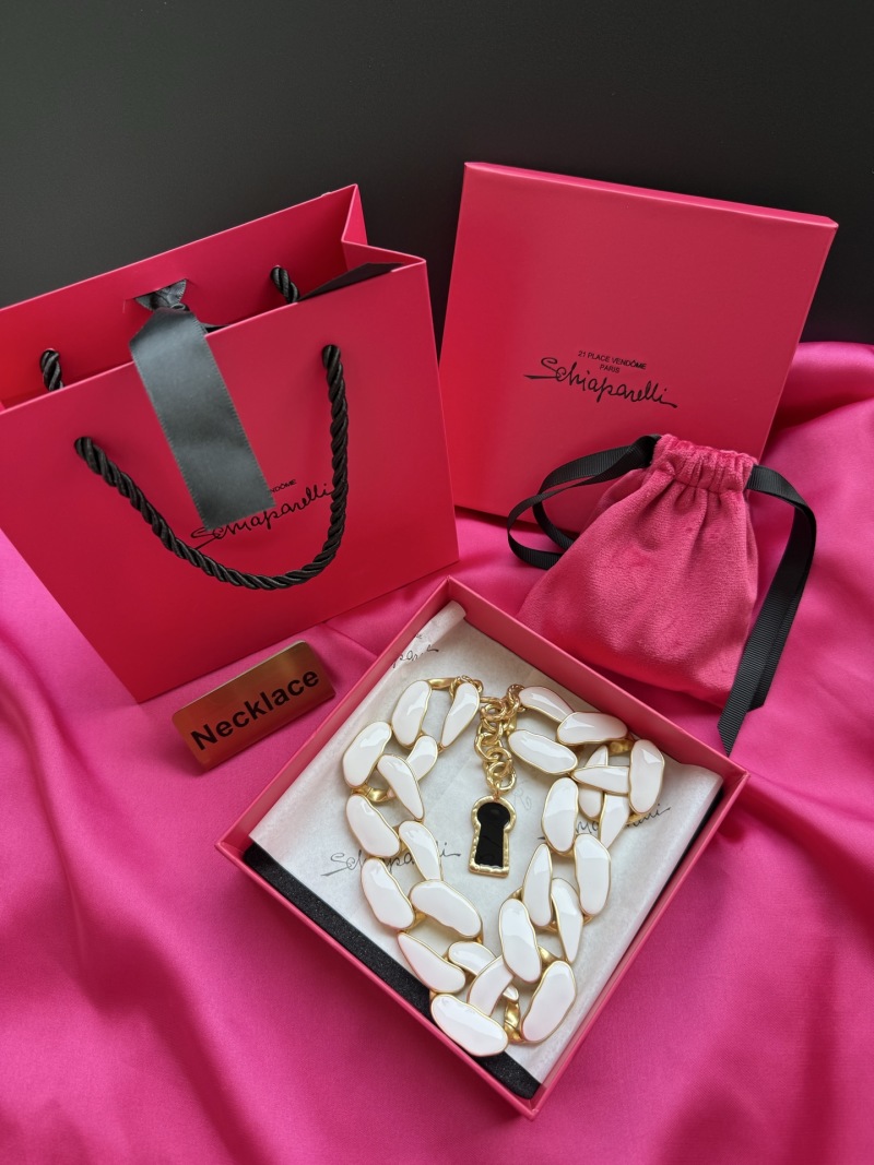 Наручное колье с белыми пластиковыми элементами Schiaparelli