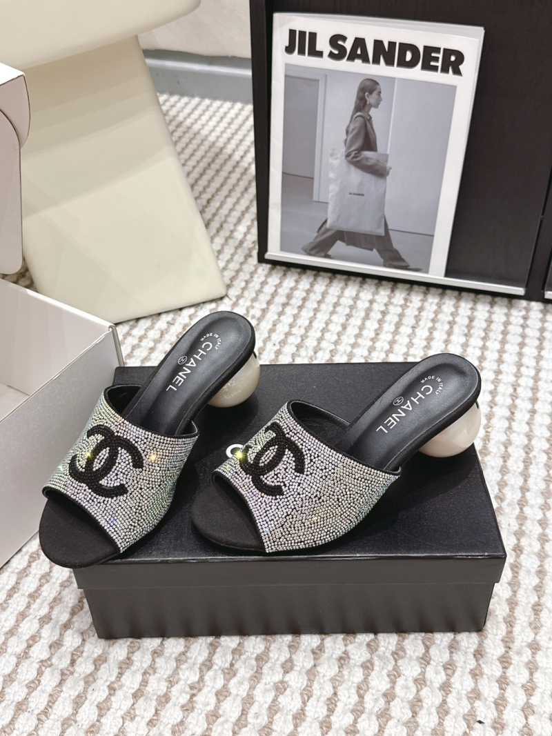 Женские туфли-шлёпанцы с декором из камней и логотипом Chanel