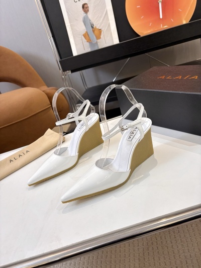 Белые лаковые туфли Alaia на платформе с заостренным носком