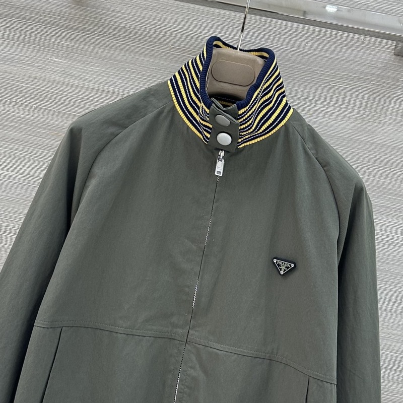 Оливковая куртка Prada с контрастной отделкой