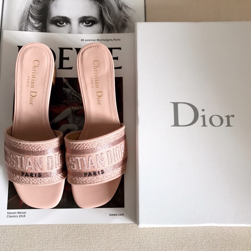 Женские мюли розовые с декоративной вышивкой Dior