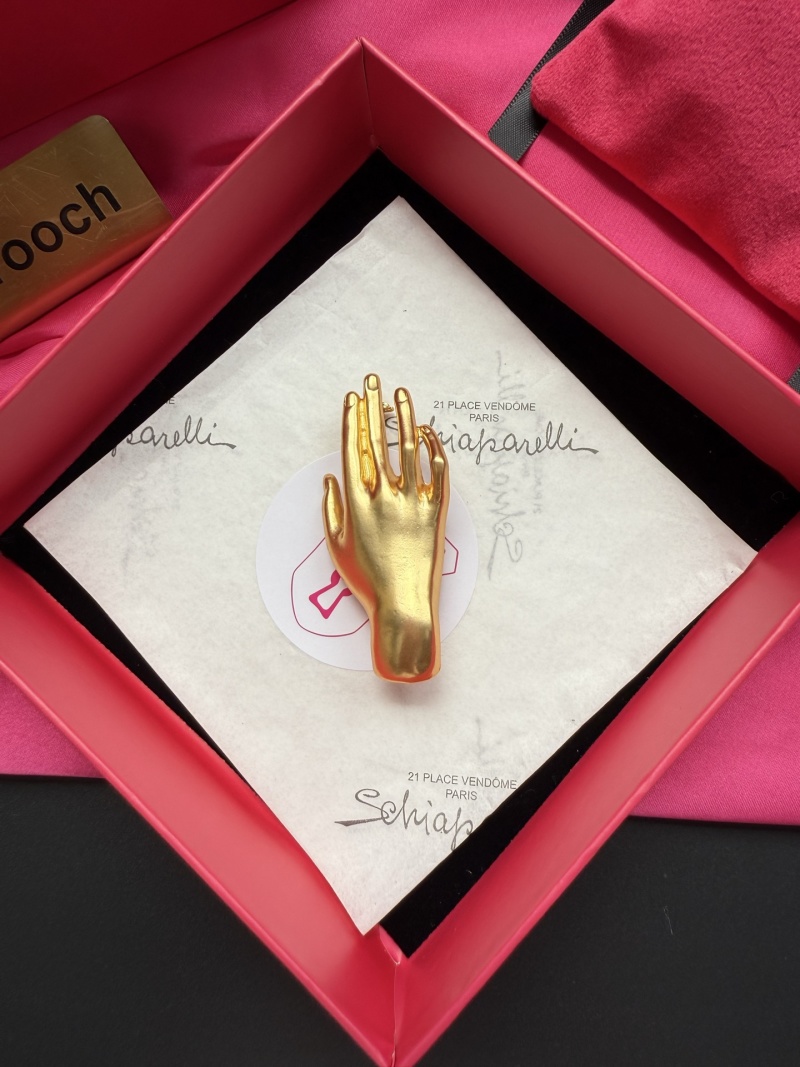 Брошь в виде руки Schiaparelli