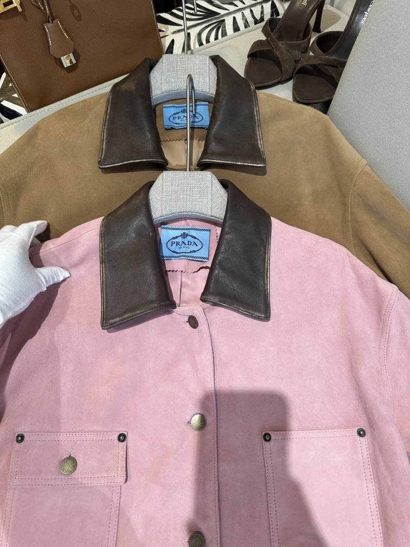Женская кожаная куртка из замши розового цвета Prada