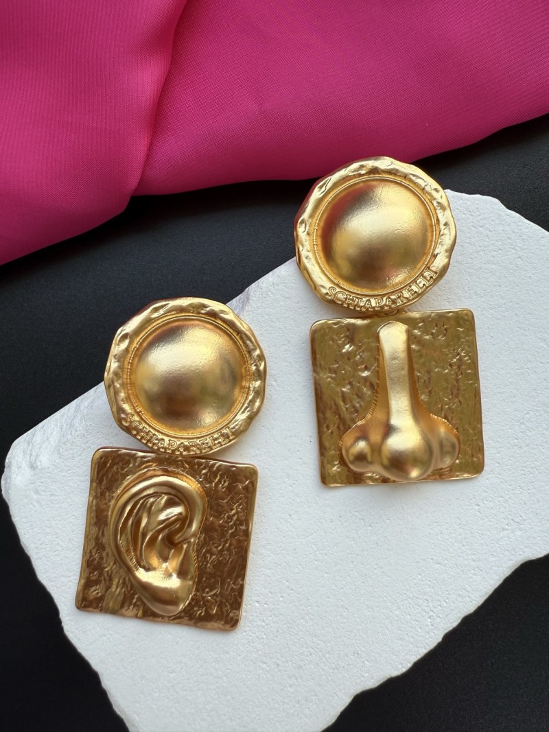 Золотистые серьги в форме уха и носа Schiaparelli